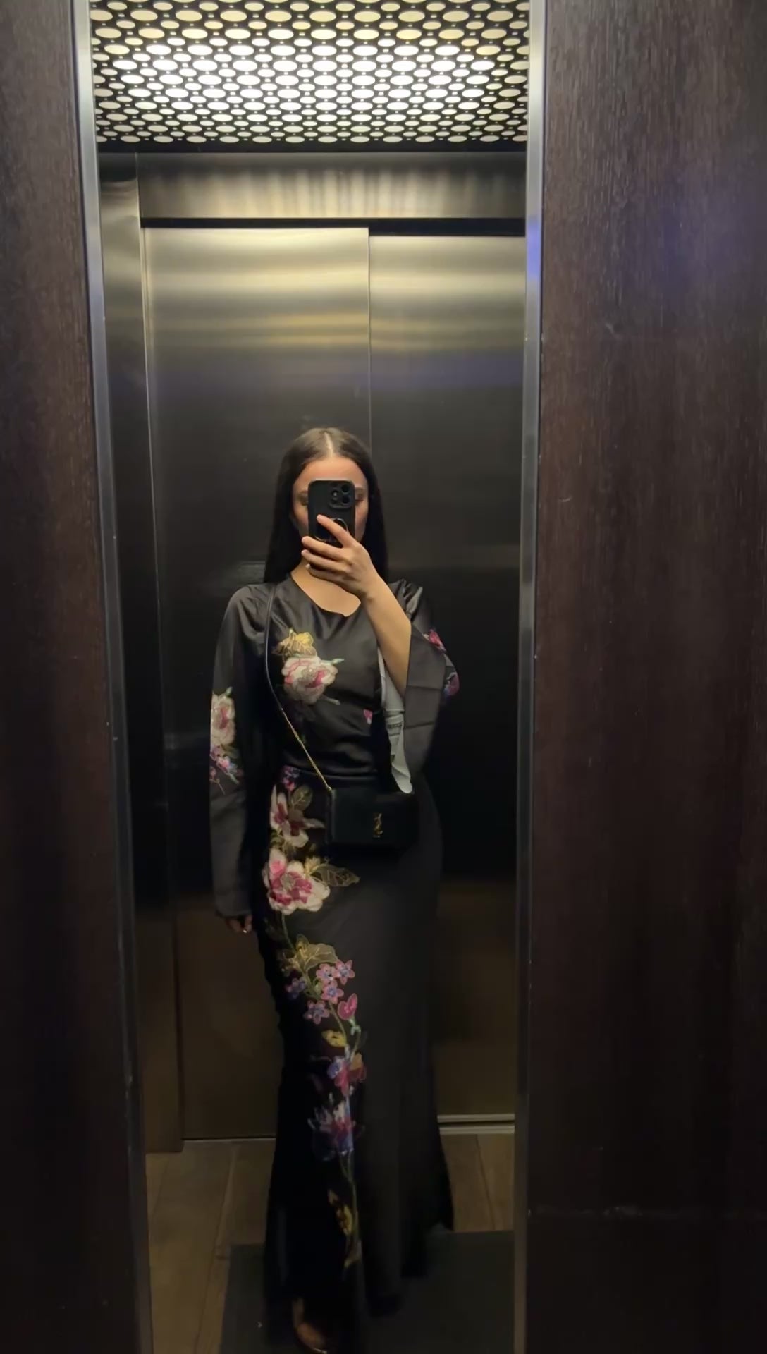 Robe petite cintrée satinée noir à fleurs