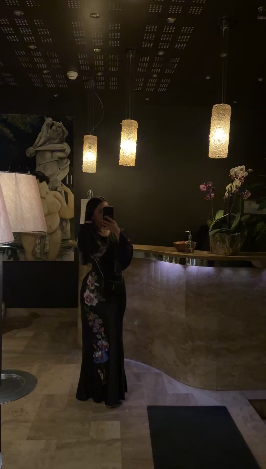 Robe petite cintrée satinée noir à fleurs